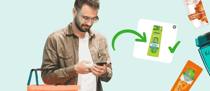 Mann mit Einkaufskorb schaut aufs Handy, das genau das richtige Shampoo zeigt