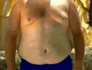 Homme au ventre rond, torse nu, en maillot de bain bleu