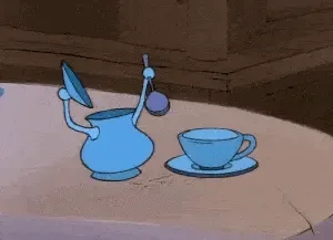 Théière bleue de dessin animé dont le couvercle se soulève près d’une tasse